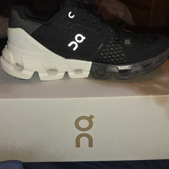 OnCloud Cloudflyer 4 size 8 Wide - Picture 2 of 6